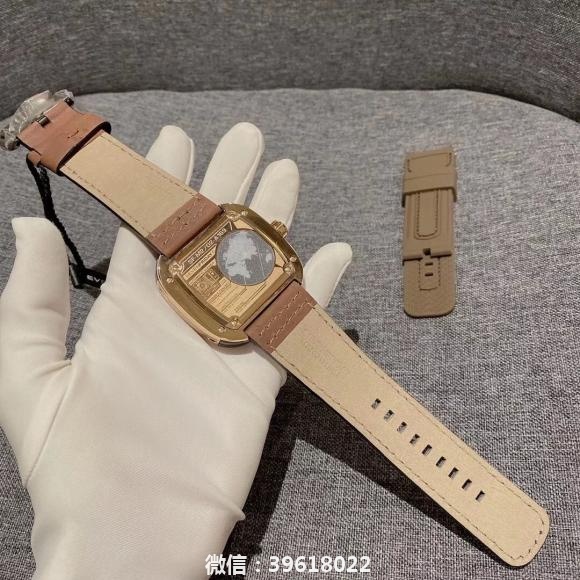 Seven Friday M2/02手表具有一个经玫瑰金色真空镀膜（PVD）处理的不锈钢外壳和一个经抛光处理和5N玫瑰金色真空镀膜处理的标识牌