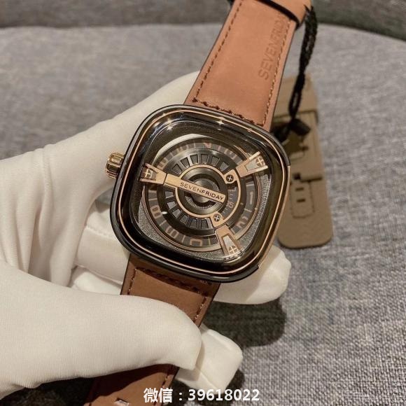 Seven Friday M2/02手表具有一个经玫瑰金色真空镀膜（PVD）处理的不锈钢外壳和一个经抛光处理和5N玫瑰金色真空镀膜处理的标识牌