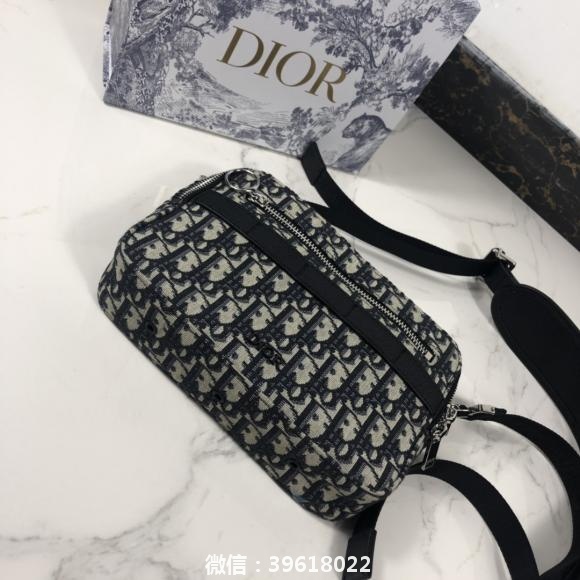 Dior Oblique提花和黑色粒面触感小牛皮斜挎包 Christian D1or提花和黑色粒面触感小牛皮饰面可调节可拆卸肩背带款号1尺寸 22×15×5cm