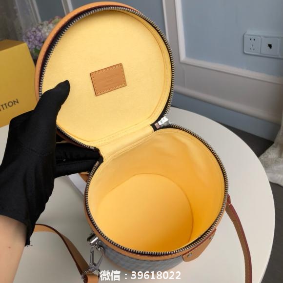 原单  M55545  CANNES 手袋于上世纪为女性旅人打造的化妆盒化身 Cannes 手袋