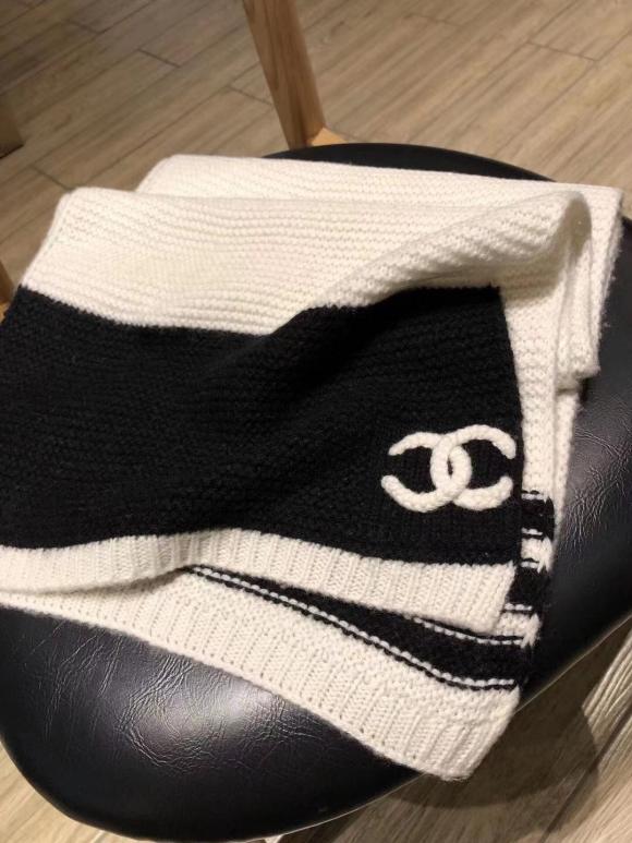 Chanel最新款‼️特别赞的设计❗️~防冷气又时髦的单品