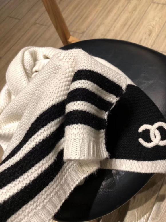 Chanel最新款‼️特别赞的设计❗️~防冷气又时髦的单品