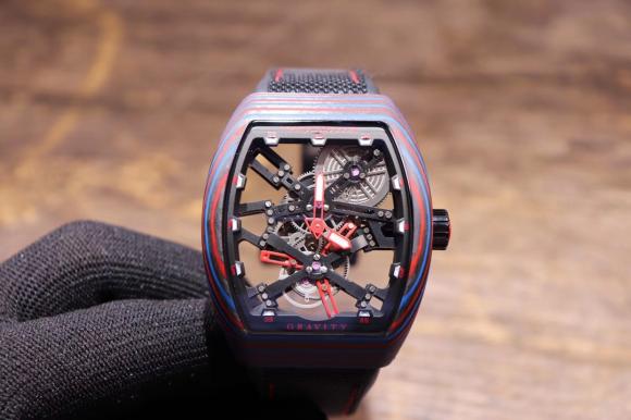 FRACK MULER 法兰克穆勒 彩色纤维壳镂空设计的腕表