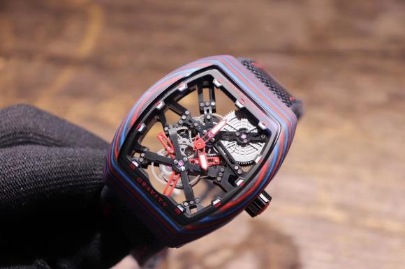FRACK MULER 法兰克穆勒 彩色纤维壳镂空设计的腕表