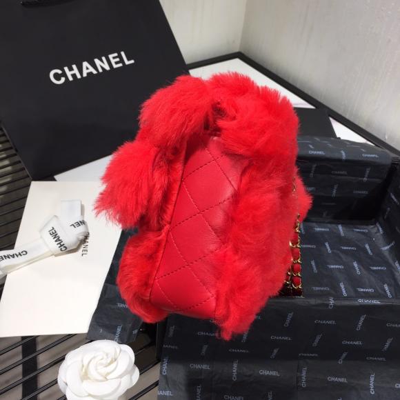 ☦️✈️香奈儿羊毛新款 巴黎时装周 老佛爷卡尔·拉格菲尔遗作今年的Chanel几款毛毛包都是心头大爱  简直就是点晴之笔哈 25cm