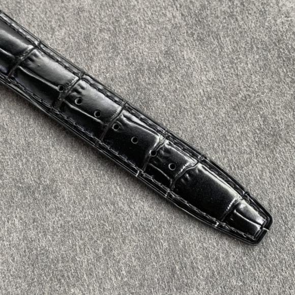 万国最新款葡萄牙自动小三针 是40毫米的尺寸  窄窄的表圈抛光