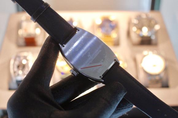 法兰克穆勒-Franck Muller48*13mm搭载全自动机械独特复古的酒桶壳身设计就像美式嘻皮士的皮衣敢梦想 享自由真牛皮表带‼️ 精致之作