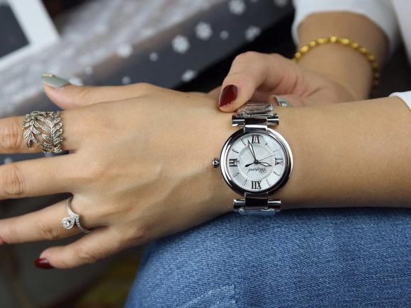 时尚石英女款【肖 邦】以细腻的手法诠释女性独特柔美的气质简洁大方的设计款式赋予该腕表