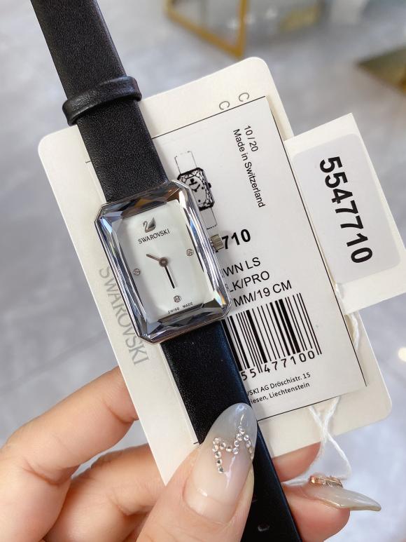 批蓝宝原单版本到货这款瑞士制造的施华洛世奇腕表