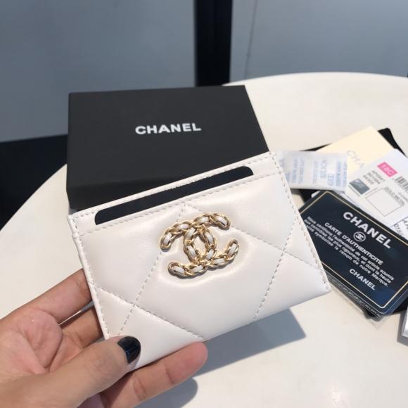 Chanel 最新薄片卡包 山羊皮的质感无敌 这季主推的19系列