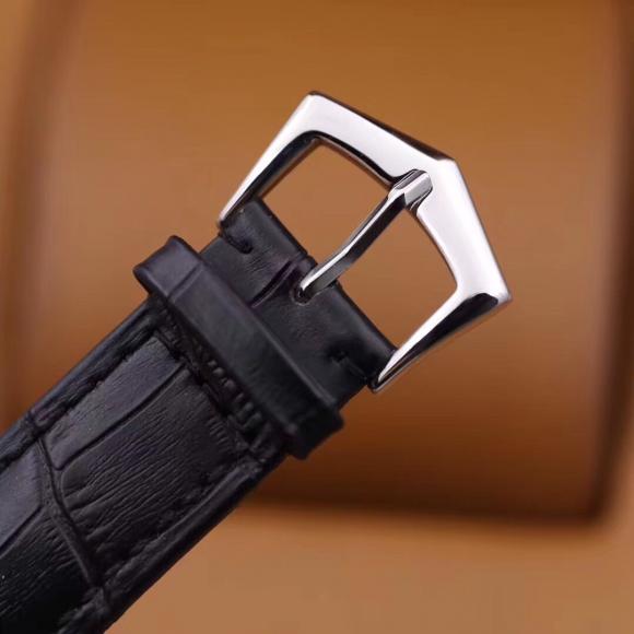 钻在百达翡丽大三针款式当中首选Calatrava 系列5127 男士腕表