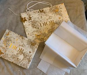 现在买dior包是圣诞礼盒吗,dior圣诞包装时间？