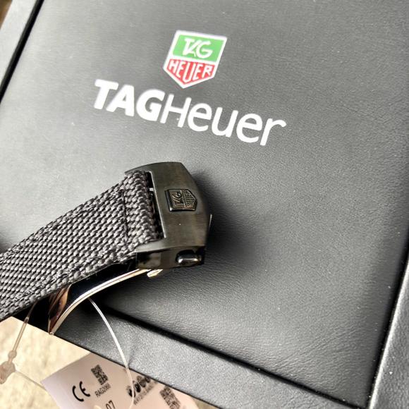泰格豪雅  TAG Heuer (竞潜系列)碳纤维腕表