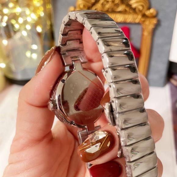 .古驰意大利殿堂级时尚品牌-这款手表最大的特色就是表壳设计重新叠合独特精美突破常规圆形款