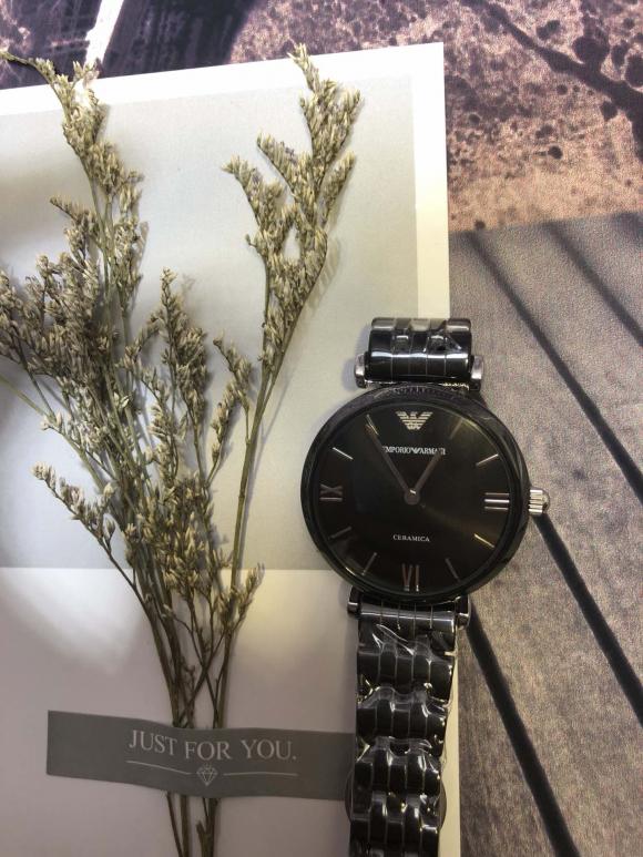 原单阿玛尼手表   清新脱俗  简洁时尚 进口黑陶瓷 表带   黑搪瓷表面  原装石英女表 AR1