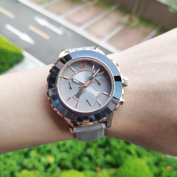 施华洛世奇（Swarovski Octea Lux Chrono系列）这款奢华耀眼的全新计时腕表