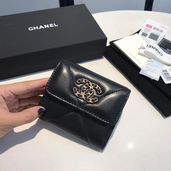 Chanel 最新短三折钱夹  Mini钱包 WoW只有1⃣️0⃣️Cm 比之前那款短夹还要小1⃣️cm 只有2⃣️个卡位 但是多了个零钱隔层 山羊皮的质感无敌 这季主推的19系列
