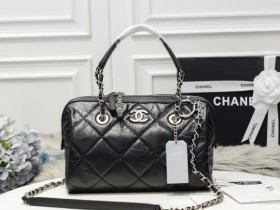 Chanel2020早春首发新品 AS1321 波斯顿枕头包  保龄球 酷帅的波斯顿第一次这么惊艳出场