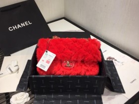 ☦️✈️香奈儿羊毛新款 巴黎时装周 老佛爷卡尔·拉格菲尔遗作今年的Chanel几款毛毛包都是心头大爱  简直就是点晴之笔哈 25cm