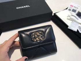 Chanel 最新短三折钱夹  Mini钱包 WoW只有1⃣️0⃣️Cm 比之前那款短夹还要小1⃣️cm 只有2⃣️个卡位 但是多了个零钱隔层 山羊皮的质感无敌 这季主推的19系列